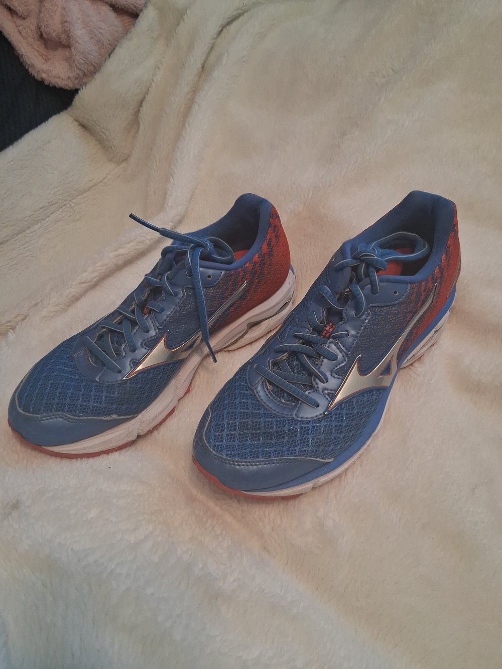 Mizuno Blue and Red Men's Running Sneakers